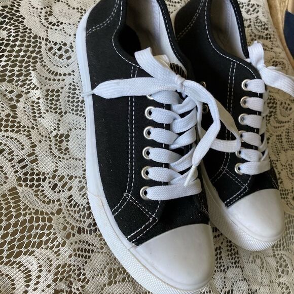 Bobbie Brooks sneakers Size 6 - Picture 2 of 11